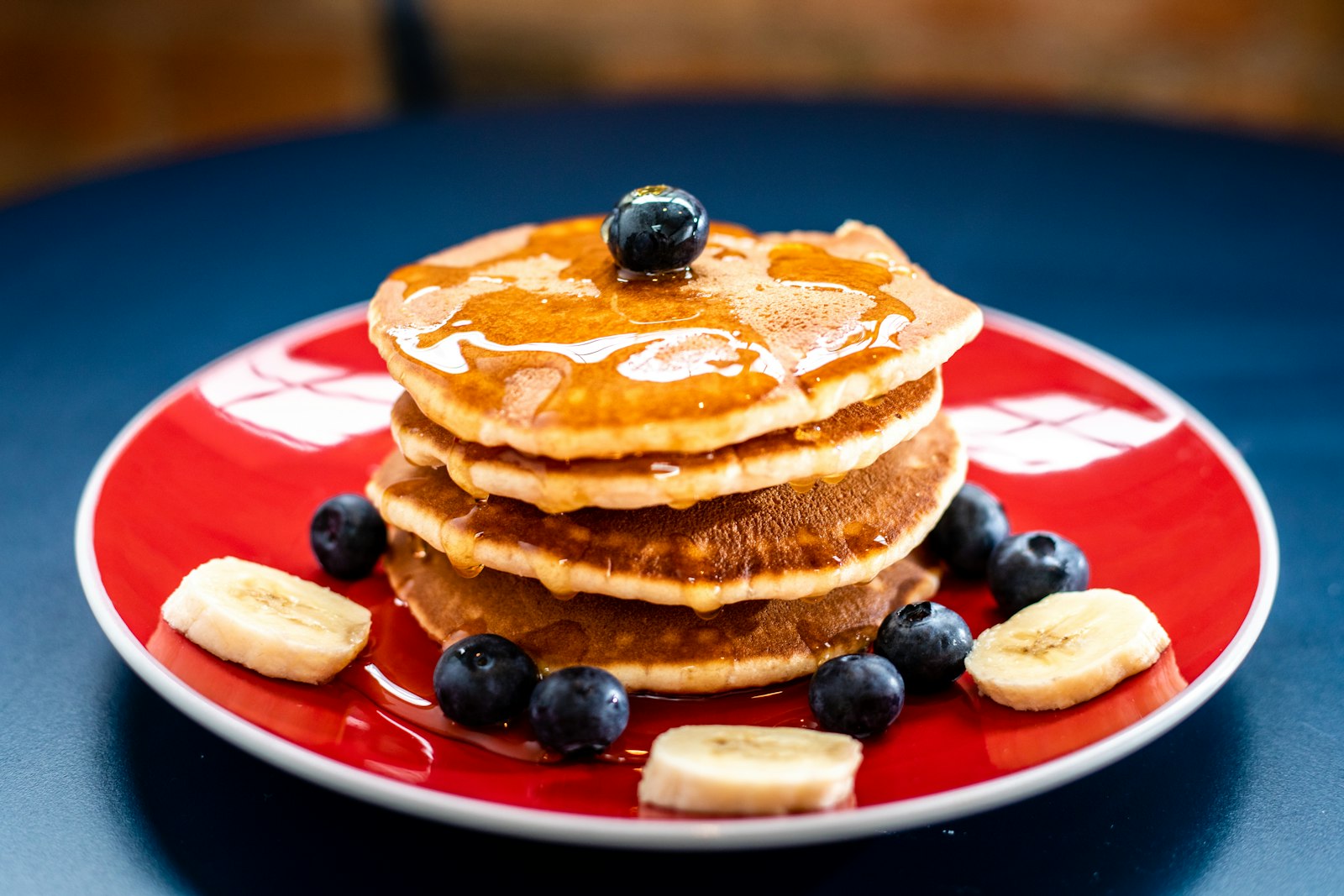 Pancakes avec sirop d'érable québécois pour brunch dominical