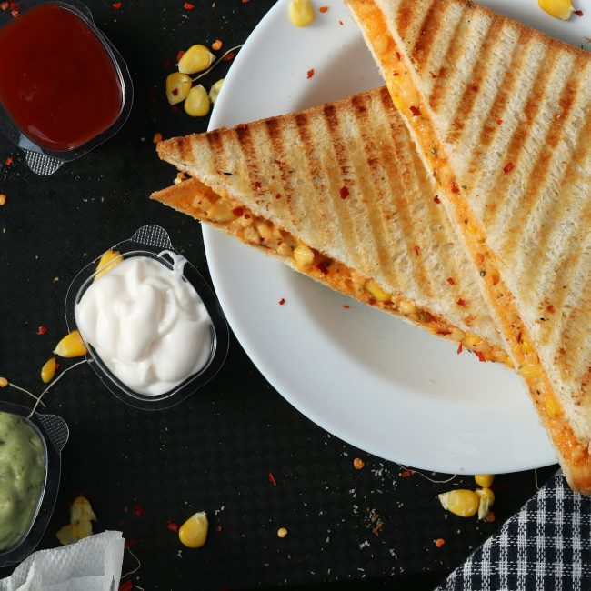 Smoked meat à Montréal en 2026 : guide ultime du sandwich qui a fait la ville