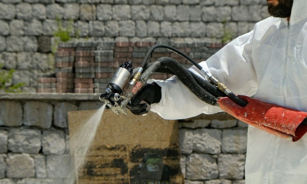 Travailleur en combinaison de protection lors d'une décontamination d'amiante