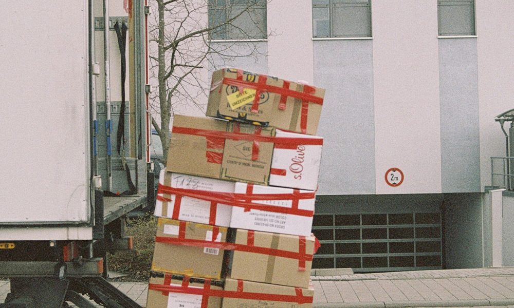 Boîtes de déménagement empilées dans un salon à Montréal