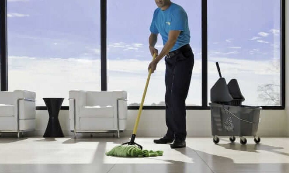 Entretien ménager commercial à Montréal : à quelle fréquence faire nettoyer ses bureaux ?