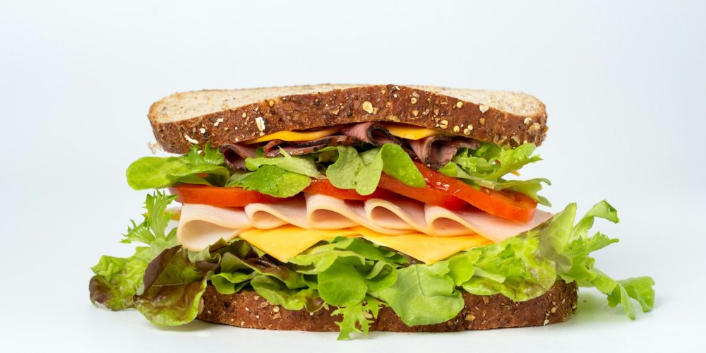 Smoked meat à Montréal en 2026 : guide ultime du sandwich qui a fait la ville