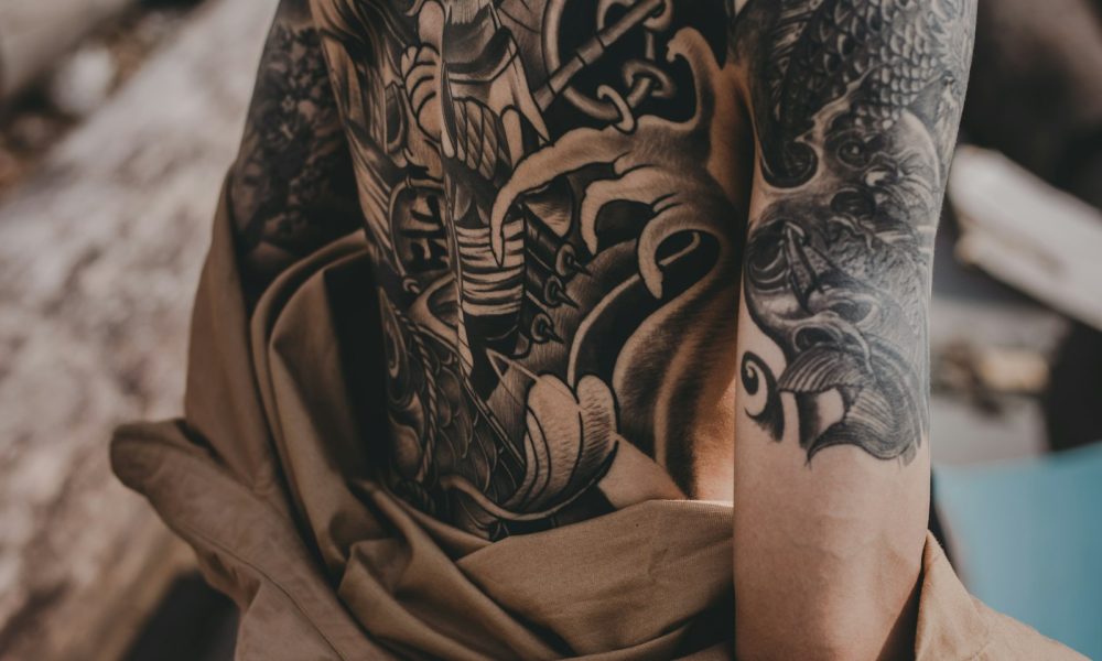 Studio de tatouage professionnel à Longueuil, artiste au travail