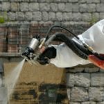 Travailleur en combinaison de protection lors d'une décontamination d'amiante
