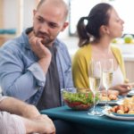 conversation-grand-pere-autour-d-un-repas