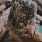 Studio de tatouage professionnel à Longueuil, artiste au travail
